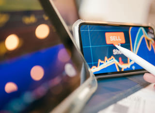 Analist pe mai multe piețe care examinează opțiuni Bitcoin, Ethereum și forex